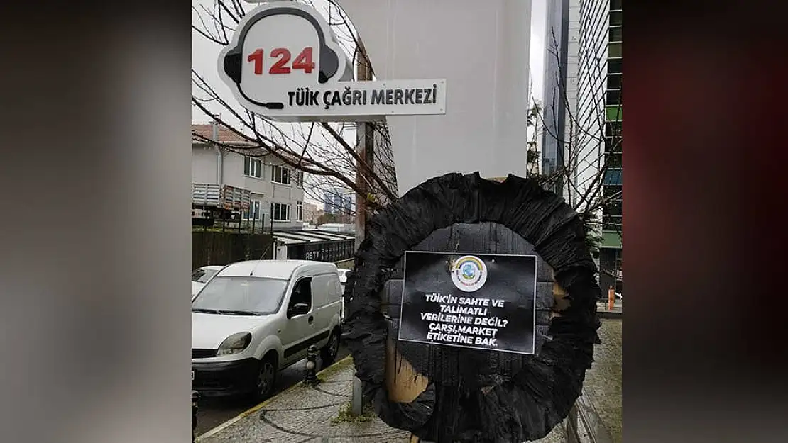 Emekliler İstanbul’da TÜİK önüne siyah çelenk bıraktı