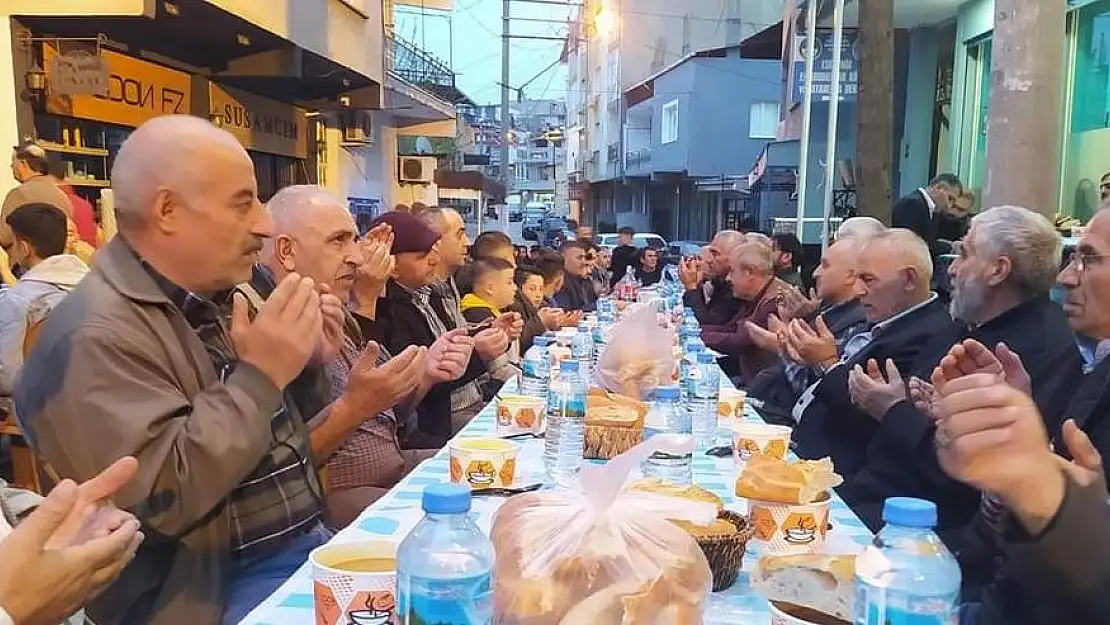 Eski İzmir Erzurumlular Derneğinden dev iftar sofrası