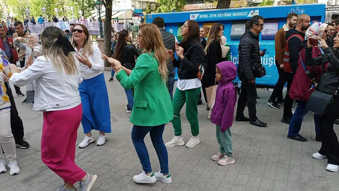 Eskişehir’de müzisyenler çaldı onlar oynadı