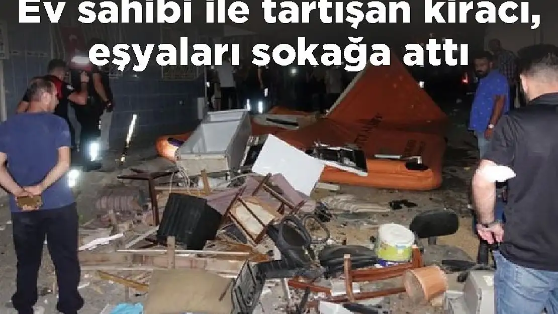 Ev sahibi ile tartışan kiracı, eşyaları sokağa attı