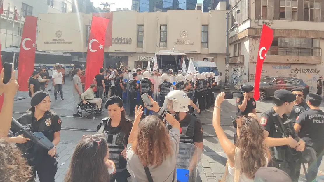 Eylem sırasında özel sektör öğretmenleri, polis ablukasına ve gözaltına alındı