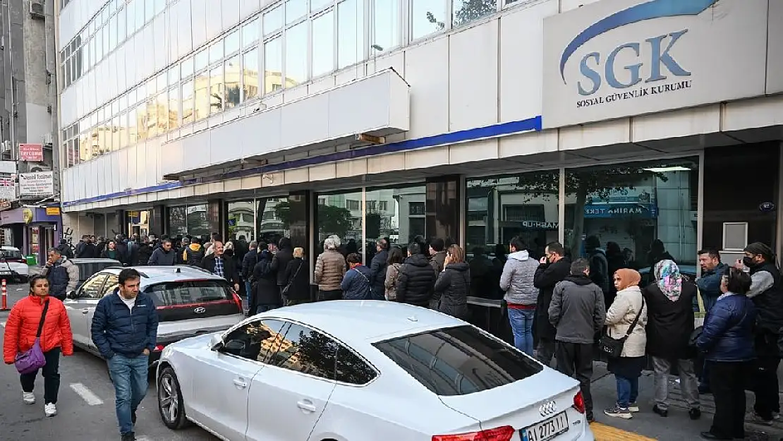 EYT’li vatandaşlar SGK önünde yoğunluk oluşturdu 2