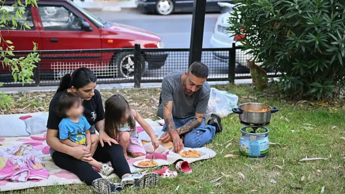 Fahiş kiralar insanca yaşamaya izin vermiyor, İzmirli bir aile sokakta kaldı