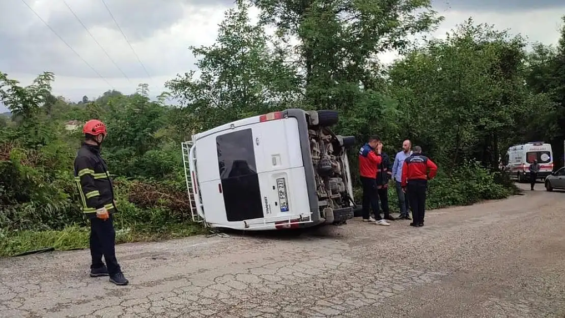 Fındık işçilerini taşıyan minibüs takla attı çok sayıda yaralı var…