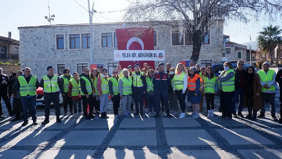 Foça’da jandarma, sürücülere reflektif yelek dağıttı