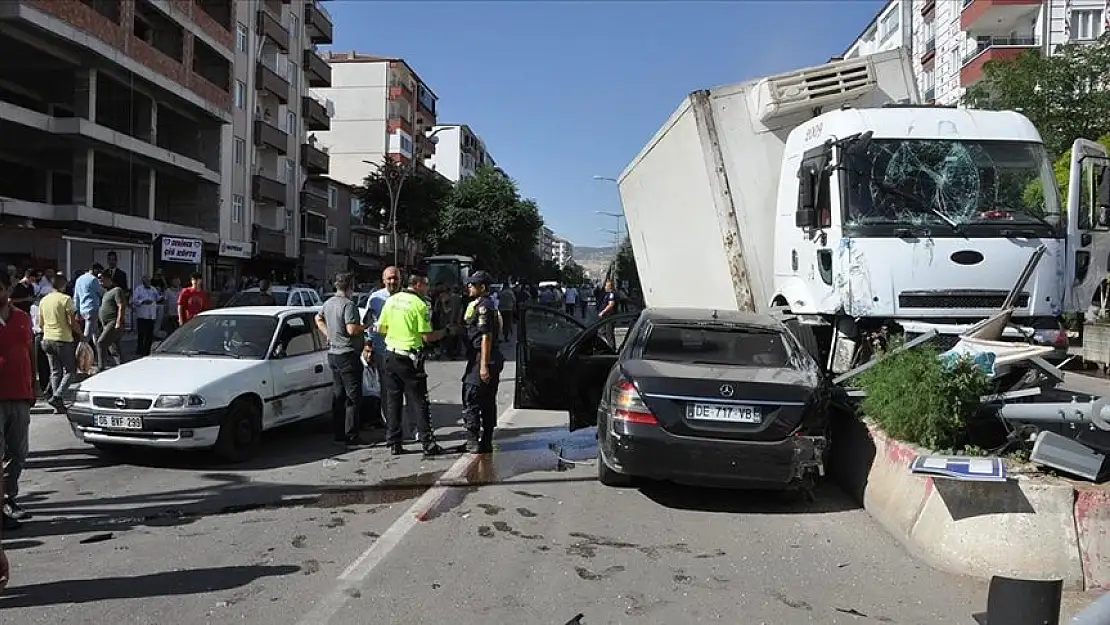 Freni patlayan kamyon dehşet saçtı