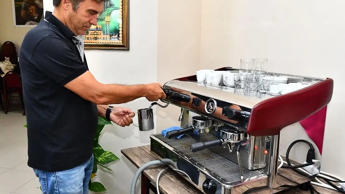 Futbol Efsanesi Feyyaz Uçar, İzmir’de Barista Olmak İçin Eğitim Aldı