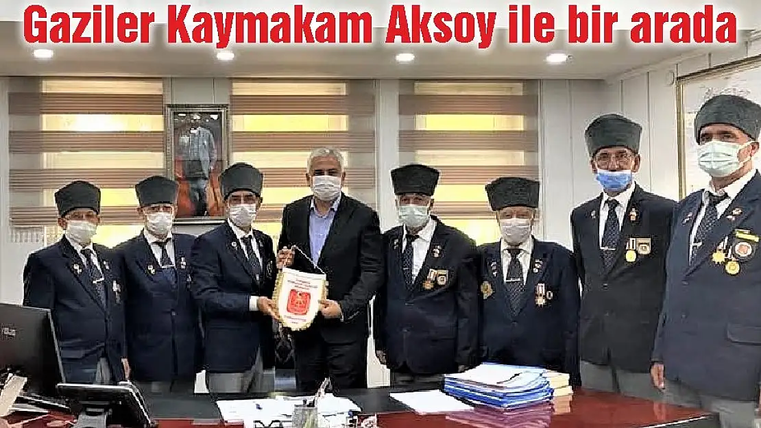 Gaziler Kaymakam Aksoy ile bir arada