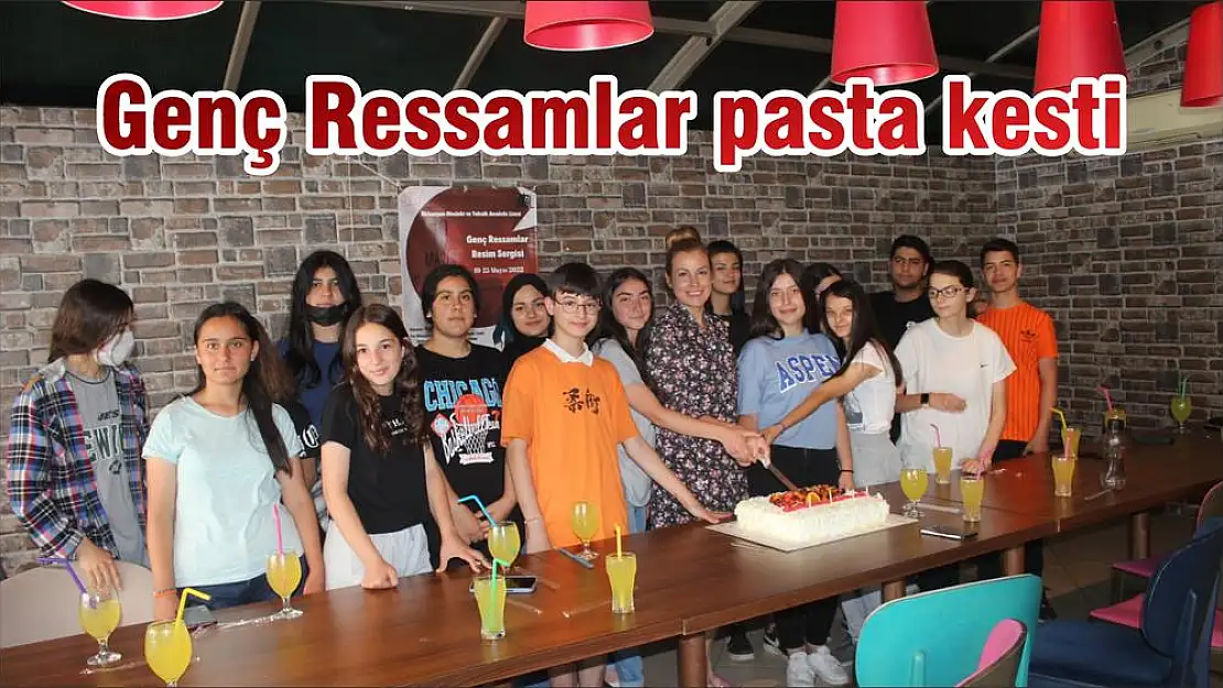 Genç Ressamlar pasta kesti