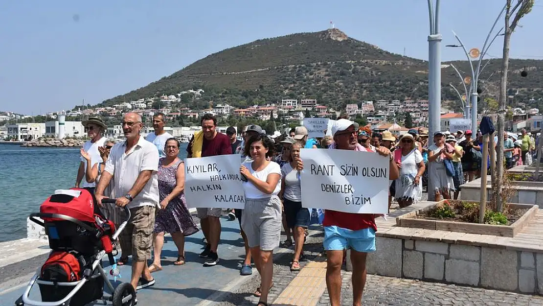 Halk Foça’da ‘havlu’ protestosu yaptı