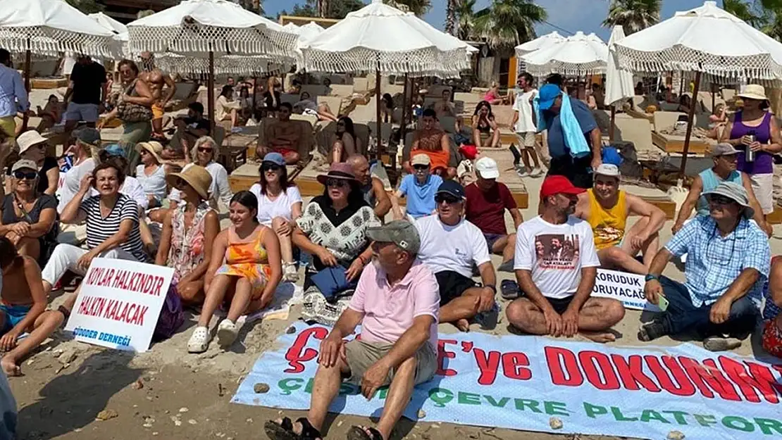 Halk plajlarındaki daralmaya karşı Çeşme’de protestolar sürüyor