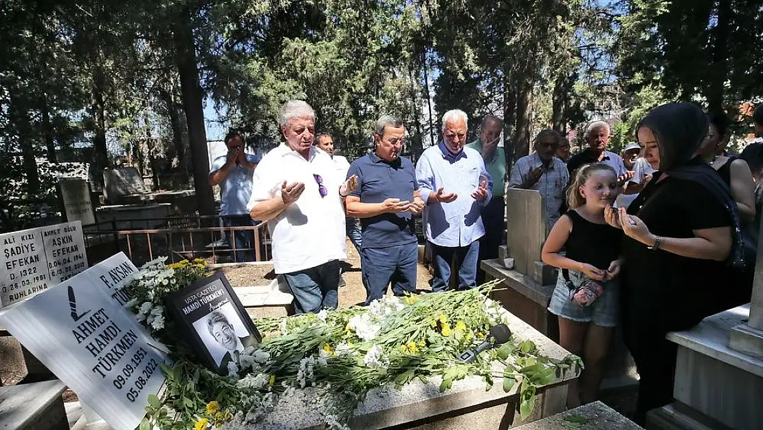 Hamdi Türkmen'e mezarı başında anıldı