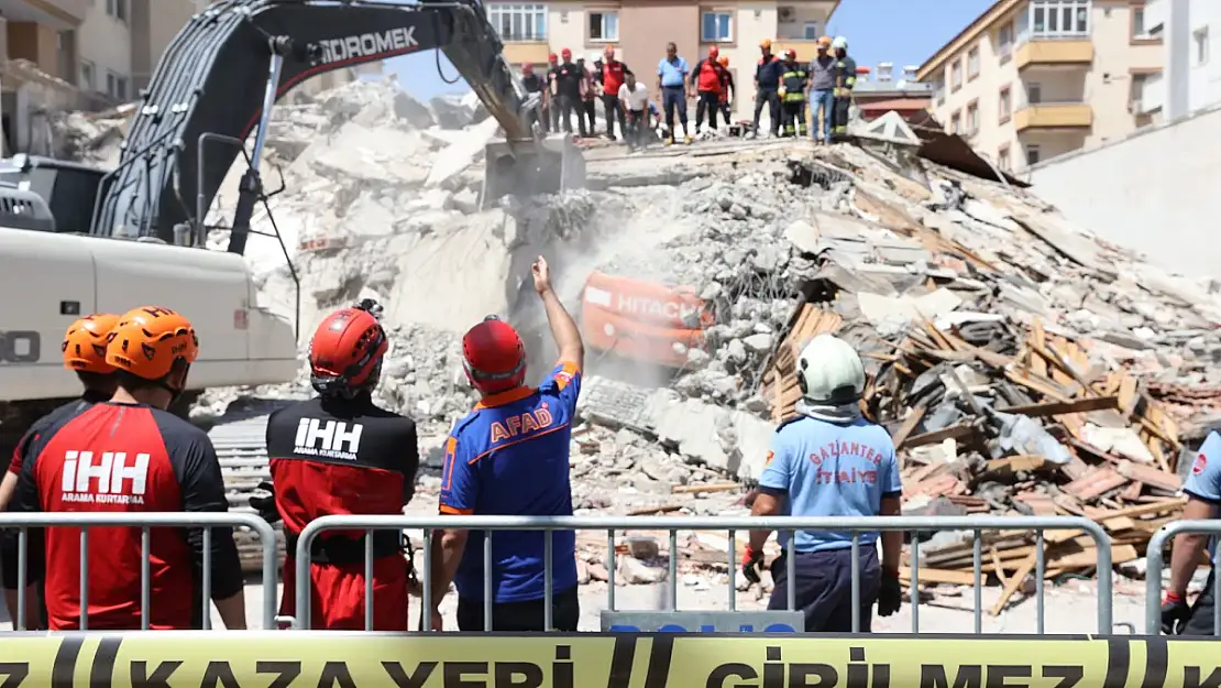 Hasarlı binaların yıkımı sırasında üzerine bina devrilen kepçe operatörü öldü