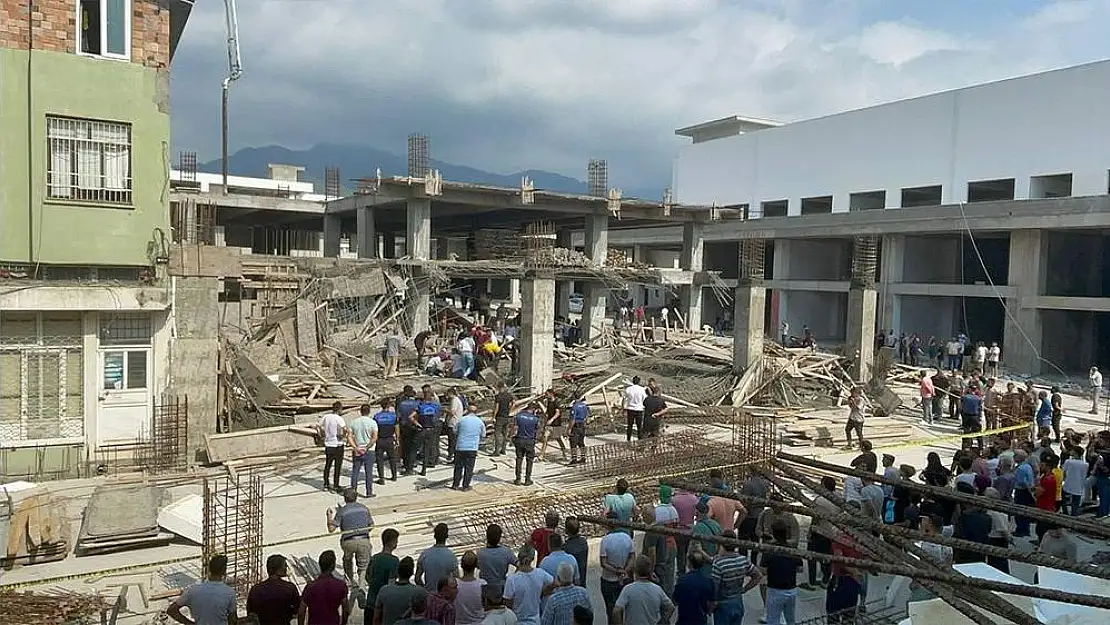 Hatay’da inşaat çöktü! 4 işçi hastanelik oldu