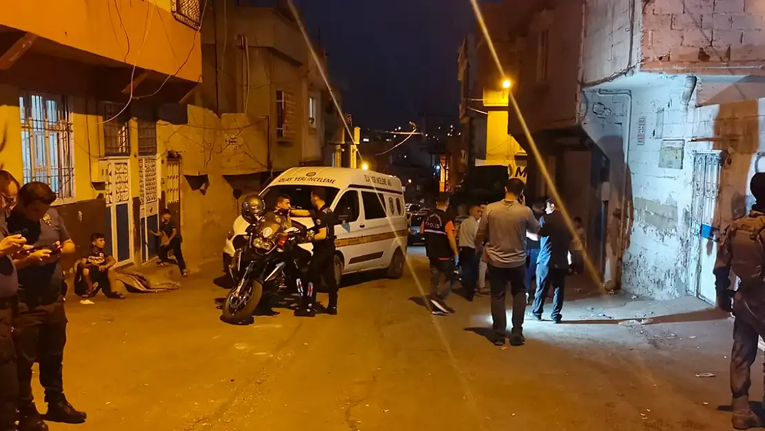 İki ailenin çatışması sırasında 1’i polis 15 kişi yaralandı