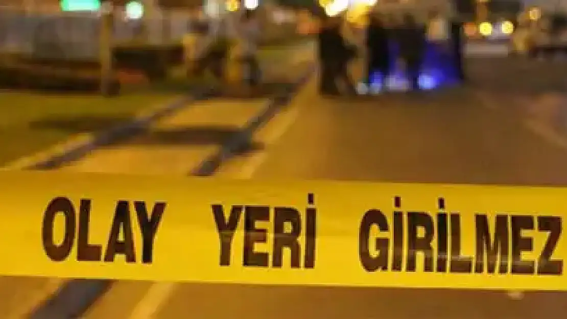 İki genç arabada başlarından vurulmuş halde bulundu