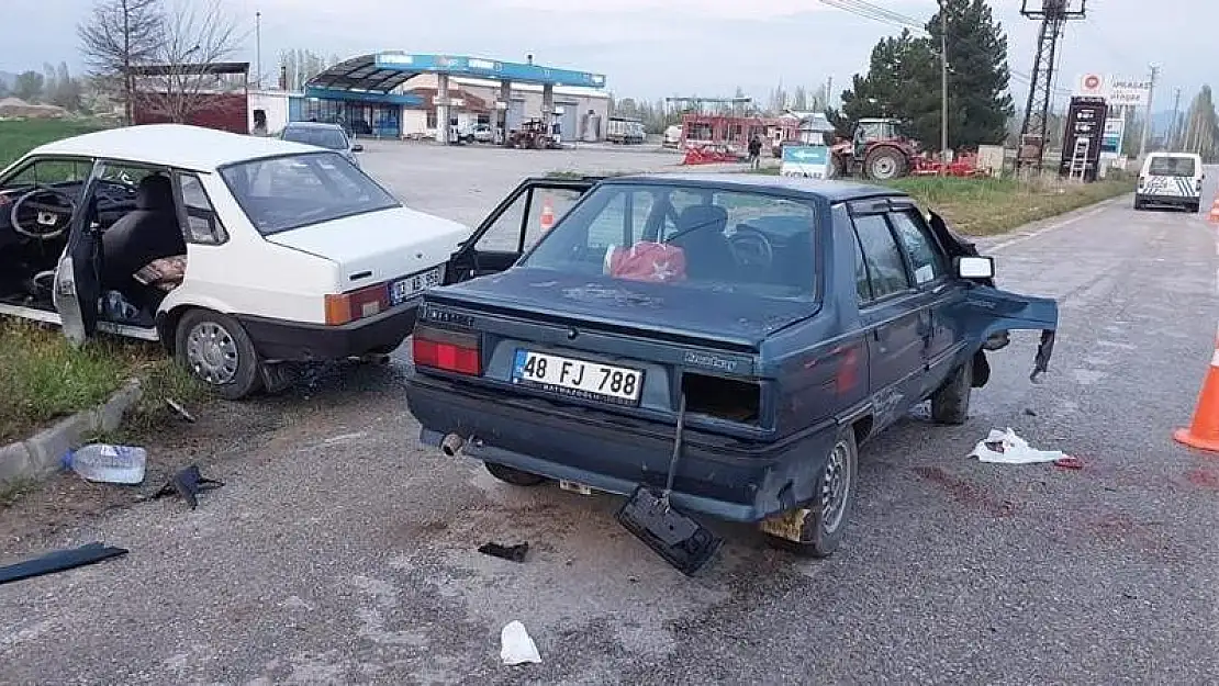 İki otomobilin çarpıştığı kazada 10 kişi yaralandı