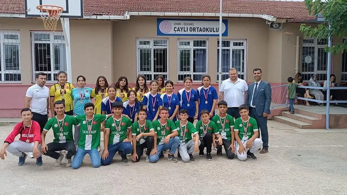 İşadamı Recep Yılmaz, karne günü çocuklara hediye dağıttı