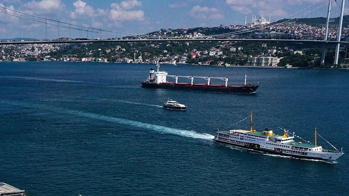 İstanbul Boğazı'nda kargo gemi arızalandı!