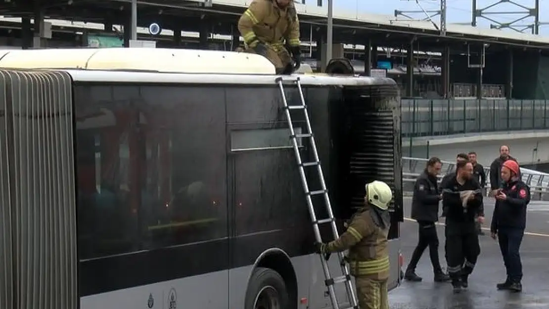 İstanbul Kadıköy'de metrobüs yangını