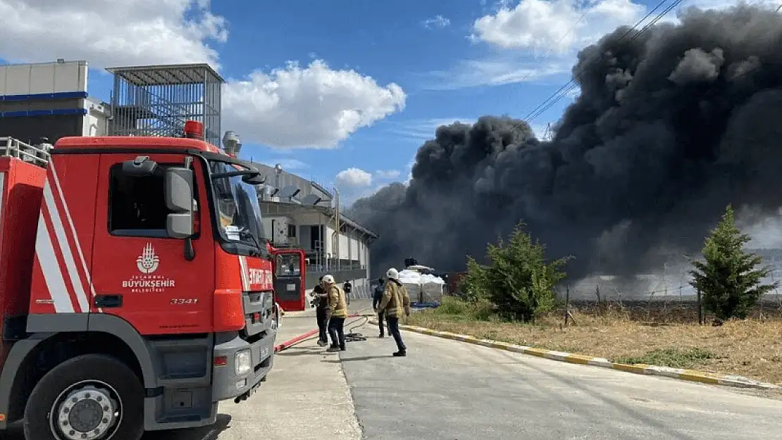 İstanbul’da bir fabrika cayır cayır yanıyor