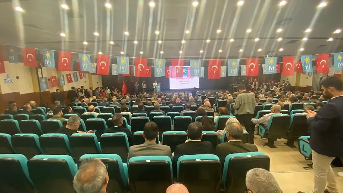 İYİ Parti Milletvekili Adayları Tanıtım Toplantısı'nda koltuklar boş kaldı