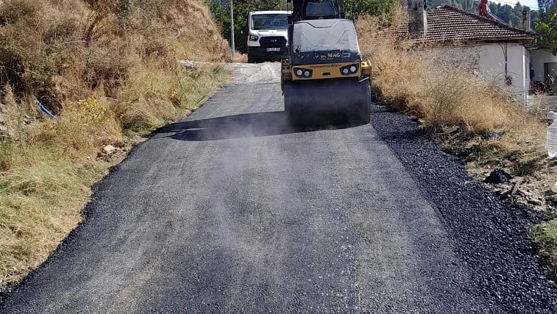 İZBETON Kiraz'da Asfalt Yama Çalışmalarına Hız Kesmeden Devam Ediyor