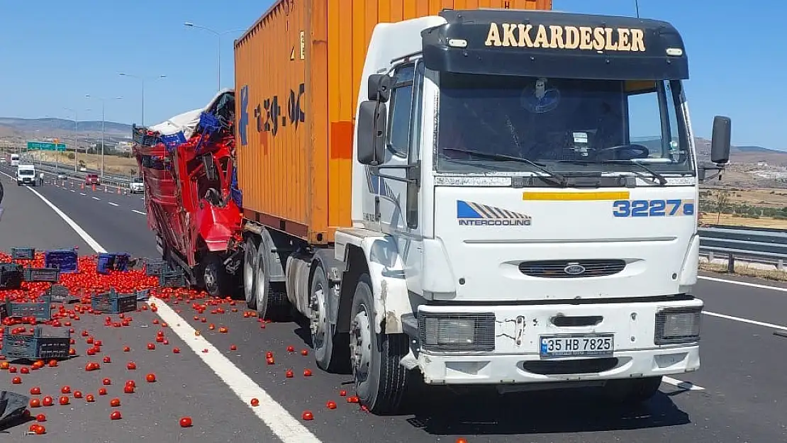 İzmir Aliağa’da Konteyner ve Kamyon Çarpıştı