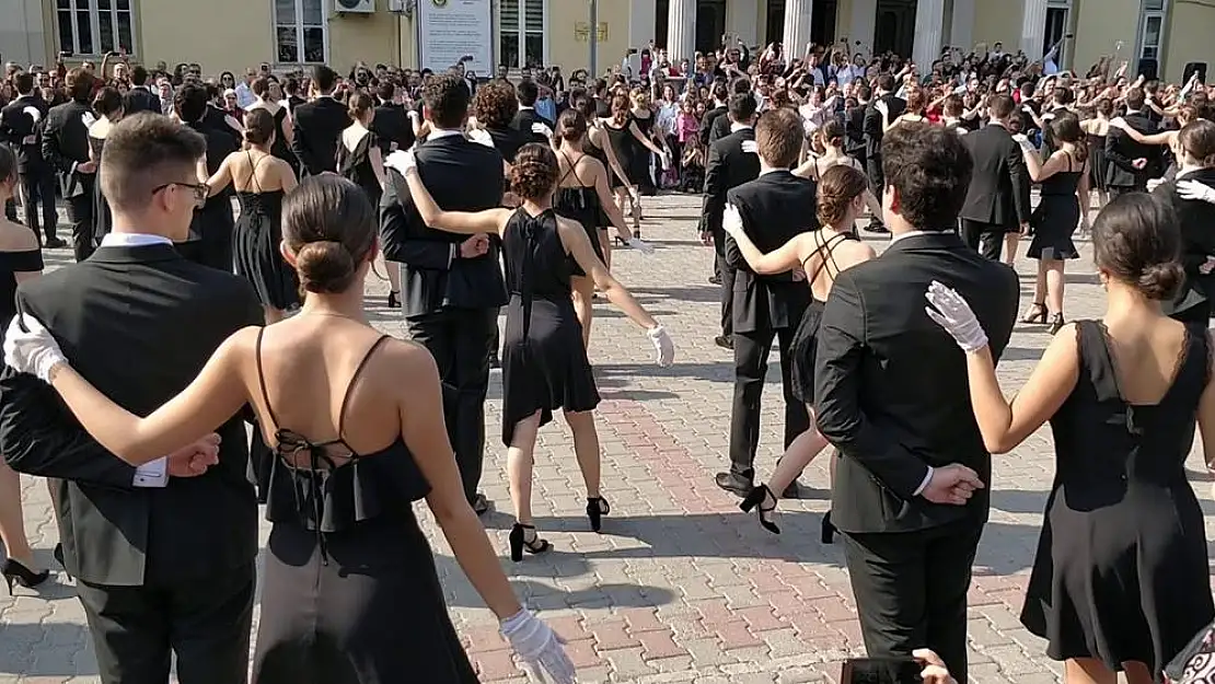 İzmir Atatürk Lisesi’nin vals gösterisi iptal edildi!