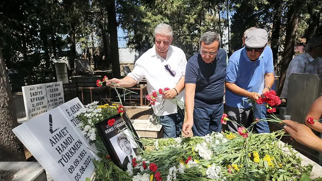 İzmir basının önemli ismi Hamdi Türkmen'e hüzünlü anma