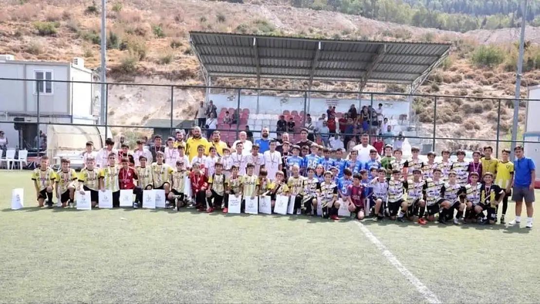 İzmir Bayraklı’da U-12 Cup Cumhuriyet Futbol Turnuvası Şampiyonlukla Sonuçland