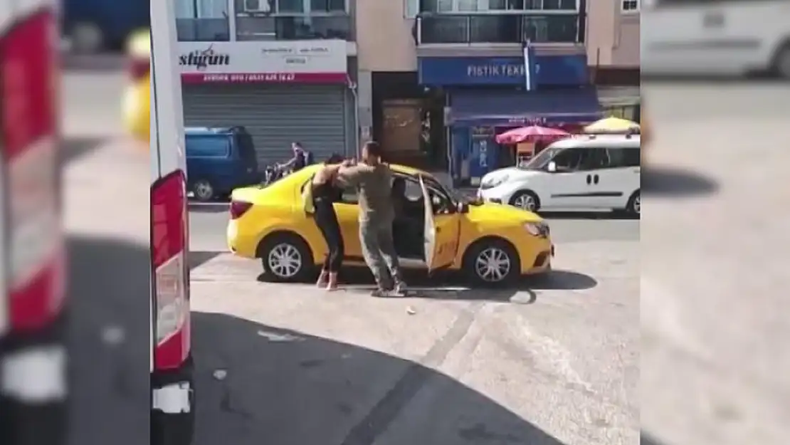 İzmir Buca’da Boşanma Aşamasındaki Kadın Sokak Ortasında Eşinden Dayak Yedi