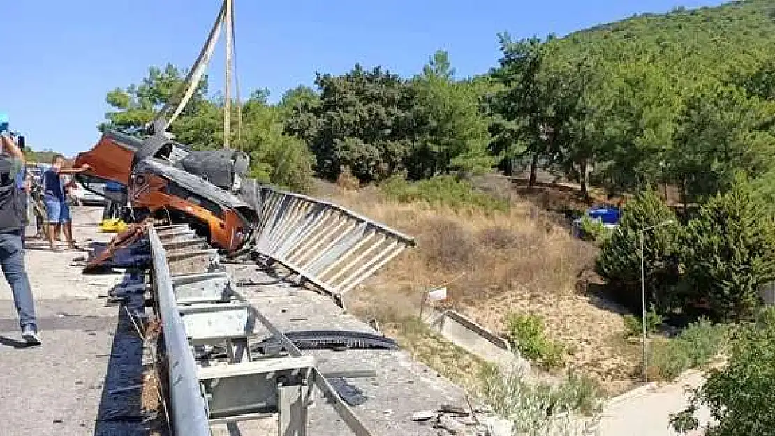 İzmir-Çeşme Otoyolu’nda otomobil takla atarak bariyerlere çarptı