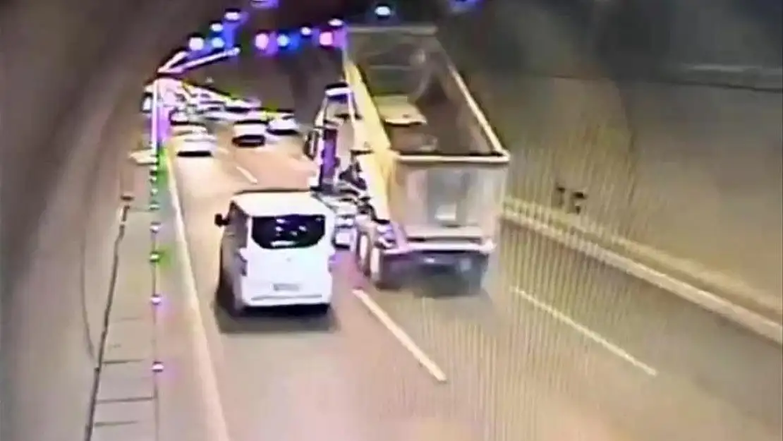 İzmir Çevre Yolu Tünelinde Kamyonun Açık Damperi Tehlike Saçtı