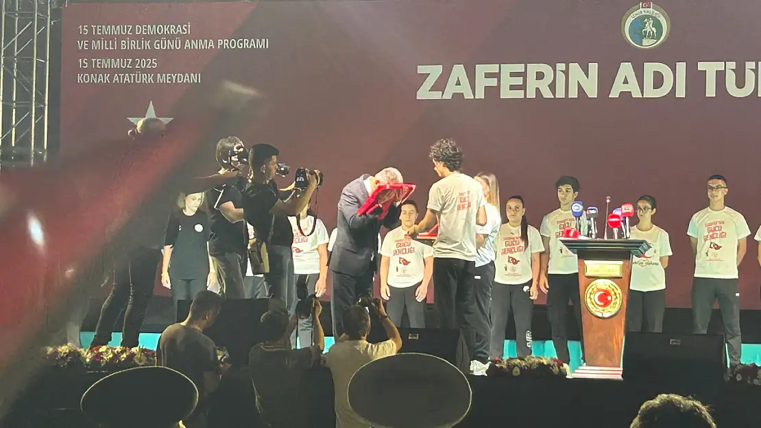 İzmir'de 15 Temmuz'un 9. Yılında Anma Töreni: 'Gençler Uyanık, Hainliğe Karşı Hazırlıklı Olsun'