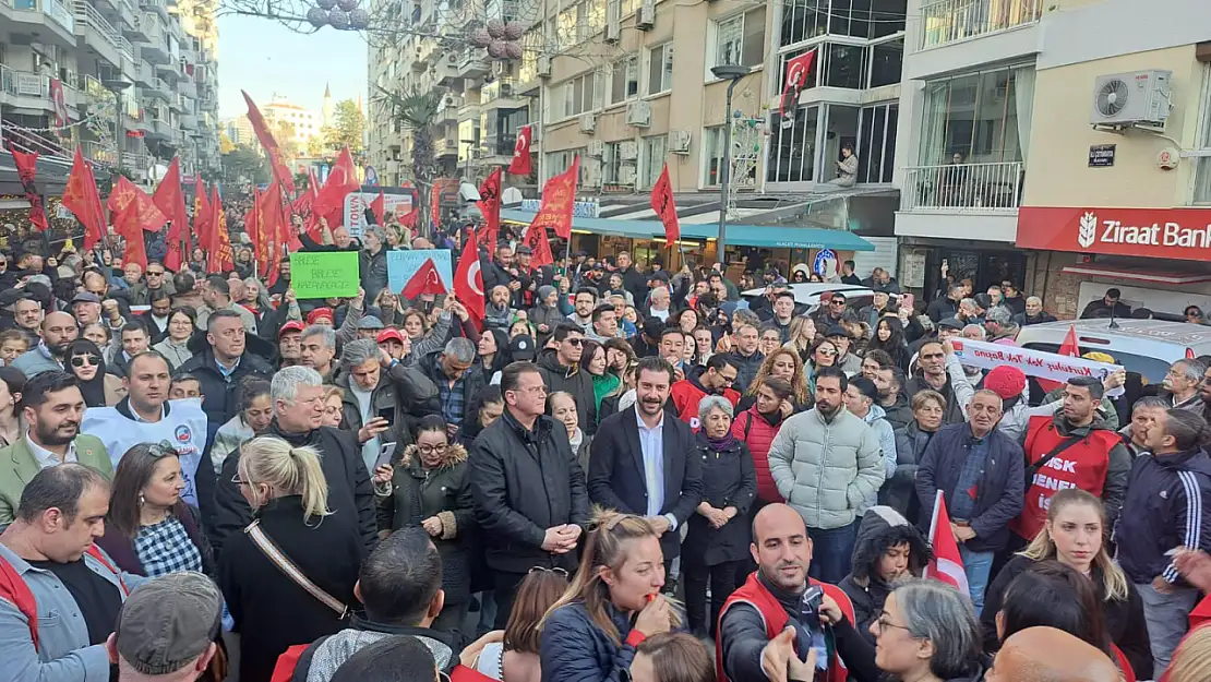 İzmir'de Ekrem İmamoğlu'na Destek Yürüyüşü: 'Mücadele Devam Edecek'