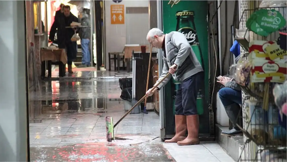 İZMİR KEMERALTI’NI YİNE SU BASTI, ESNAF BELEDİYEYE TEPKİ GÖSTERDİ