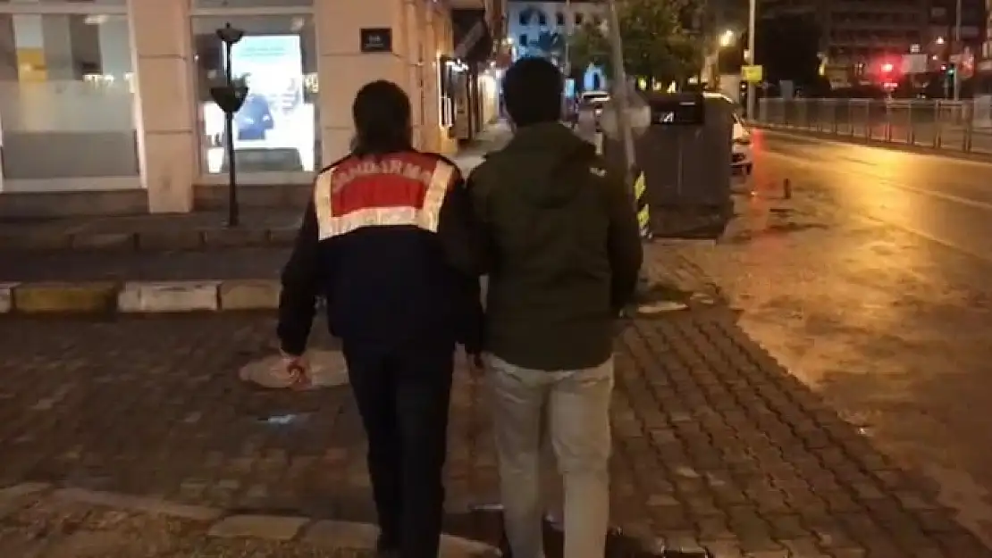 İzmir merkezli FETÖ operasyonunda 22 kişi yakalandı