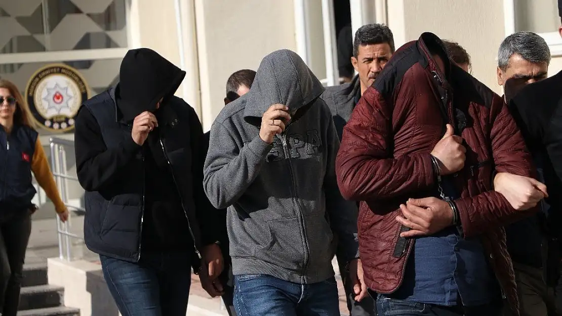 İzmir Merkezli FETÖ Operasyonunda 8 Şüpheli Tutuklandı