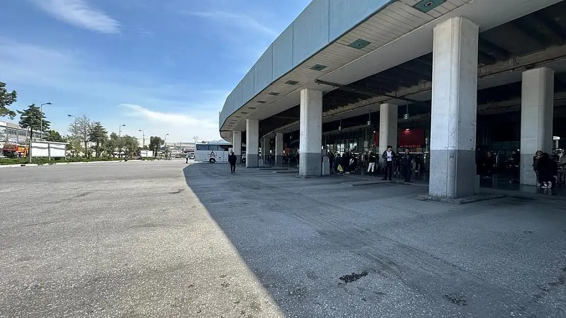 İzmir Otogarı adeta boş bir mezar gibi