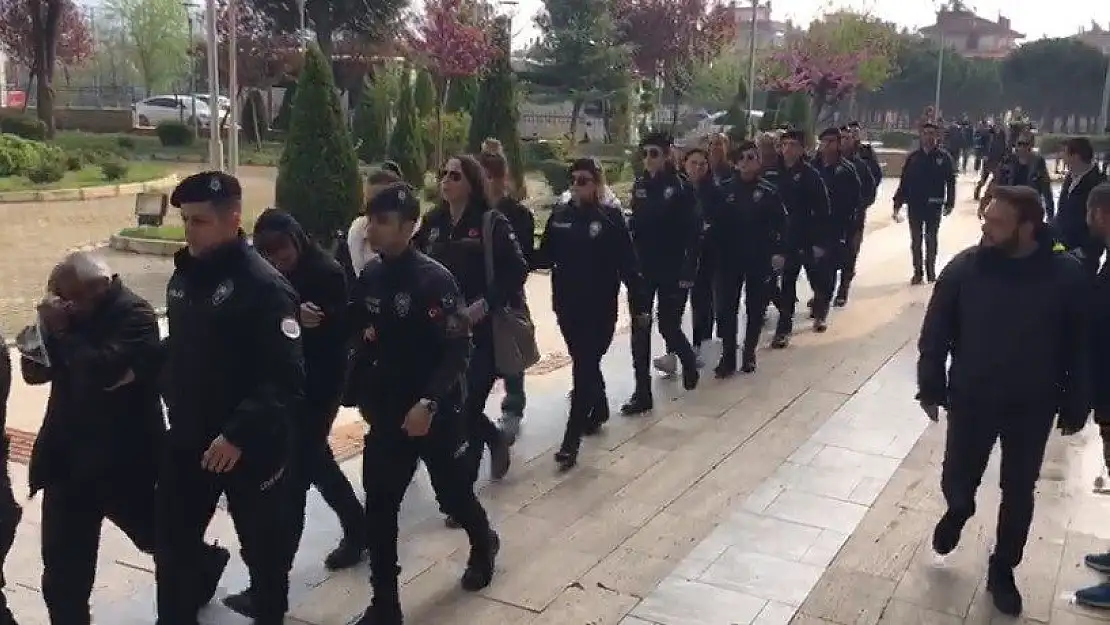 İzmir polisinden uyuşturucu tacirlerine şok operasyon