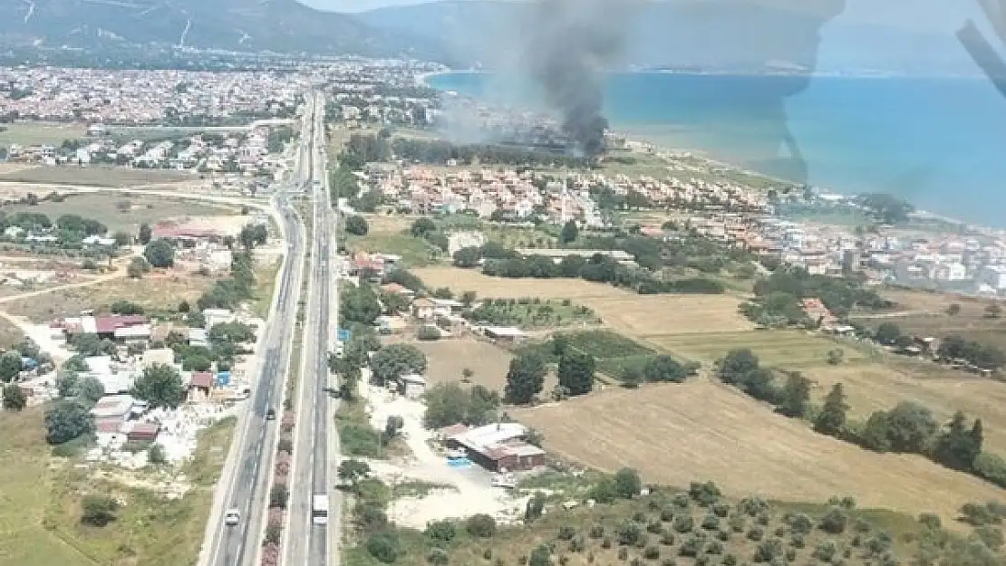 İzmir Seferihisar’da Sazlık Alanında Çıkan Yangın Havadan ve Karadan Müdahale ile Kontrol Altına Alınmaya Çalışılıyor