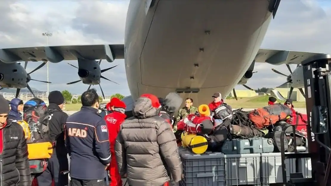 İZMİR VALİLİĞİ, DEPREM BÖLGELERİNE 2 BİN 331 PERSONEL GÖNDERİLDİĞİNİ AÇIKLADI