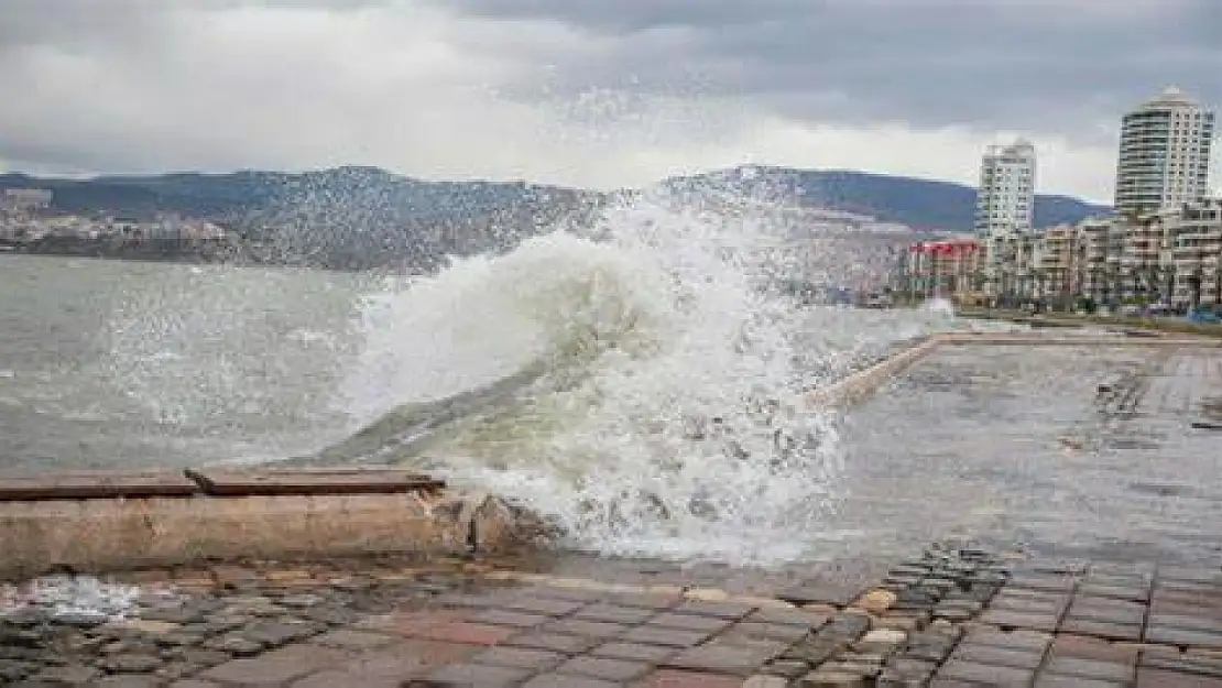 İzmir Valiliği'nden Kuvvetli Fırtına Uyarısı