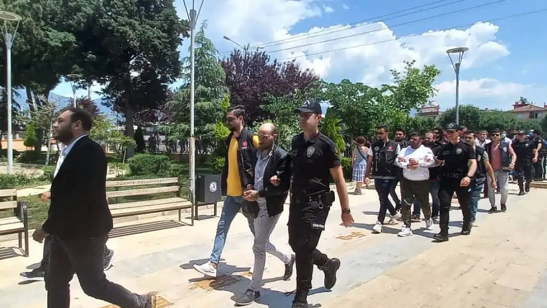 İzmir’de 69 kişinin gözaltına alındığı uyuşturucu operasyonunda 32 tutuklama