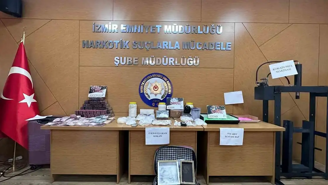 İzmir’de Büyük Uyuşturucu Operasyonu: 13,5 Kilogram Kokain ve Binlerce Hap Ele Geçirildi