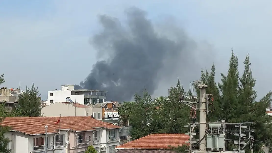 İzmir’de büyük yangın: Söndürme çalışmaları devam ediyor