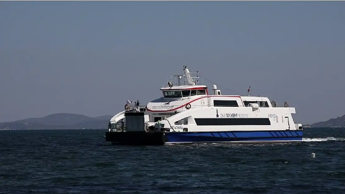 İzmir’de deniz ulaşımına rüzgar engeli