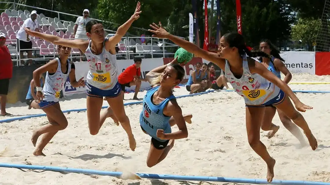 İzmir’de düzenlenen EHF Avrupa U17 Plaj Hentbolu Şampiyonası devam ediyor