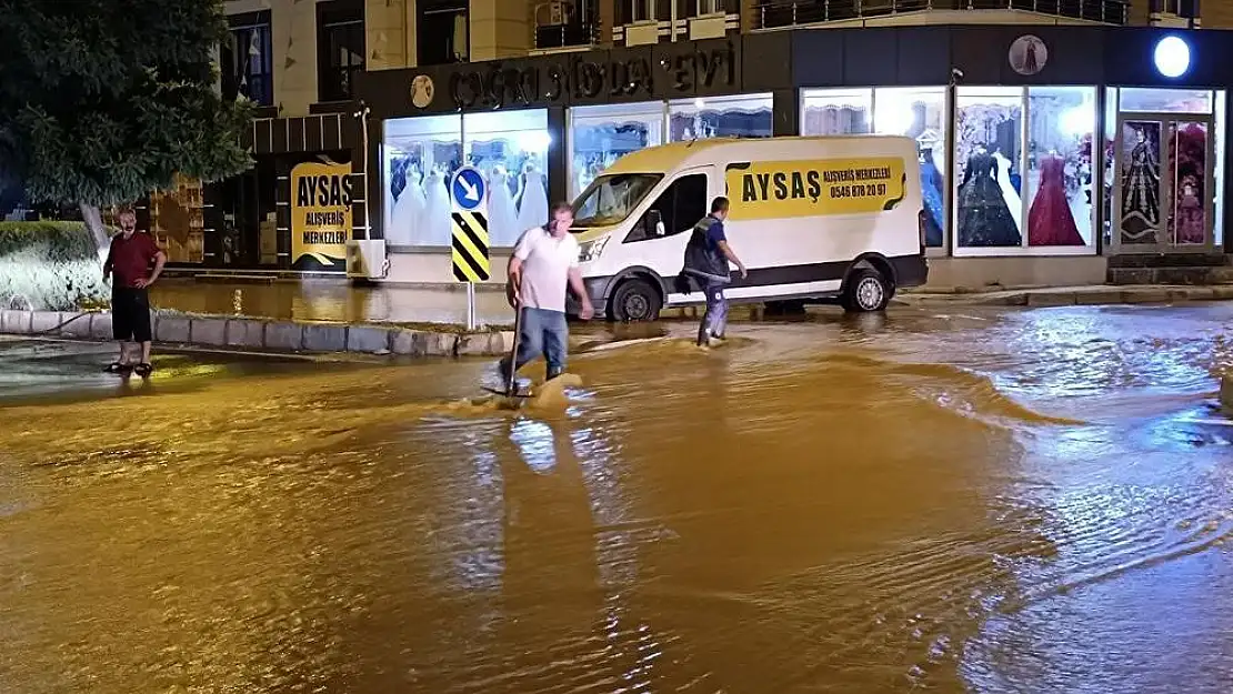 İzmir’de gece vakti su baskını